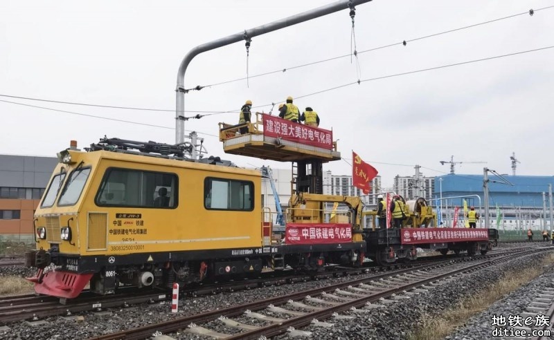 南京地铁5号线首条接触网导线成功架设