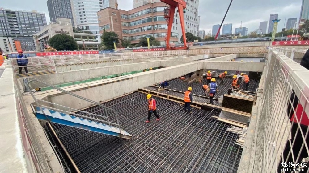 成都地铁10号线三期骡马市站首段顶板完成浇筑！