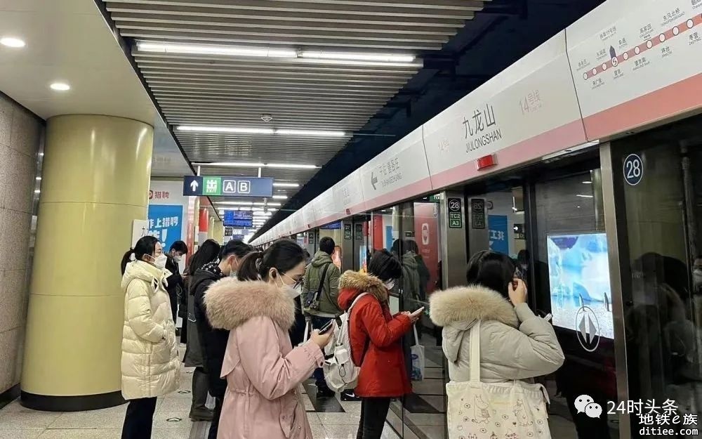 北京地铁客流明显上涨，列车运行间隔较长、部分车站乘...