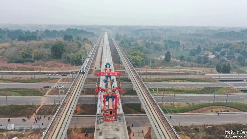 成都地铁S3资阳线高架段顺利实现小里程方向“桥通”！