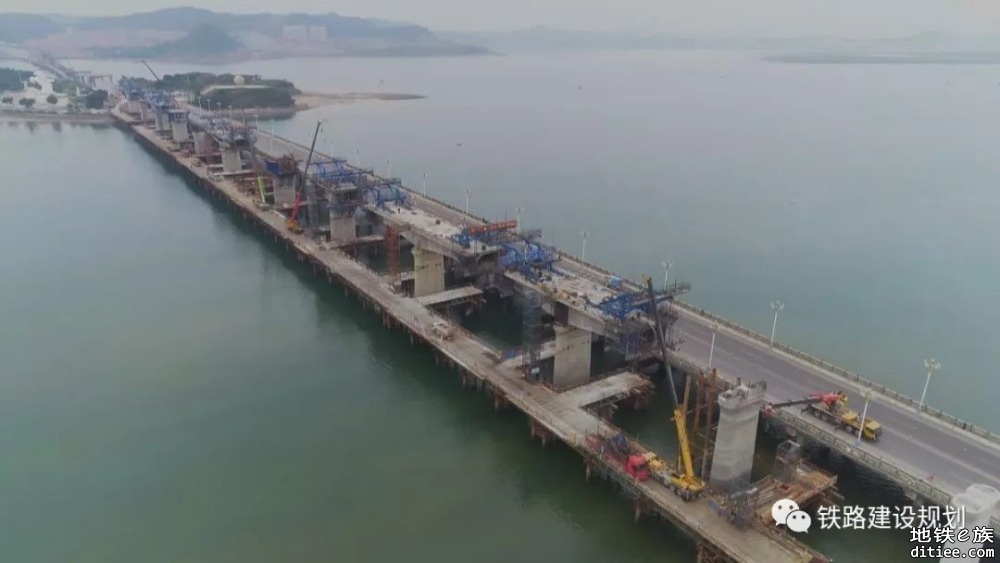 防东铁路西湾跨海特大桥首榀箱梁成功架设，明年底有望开通