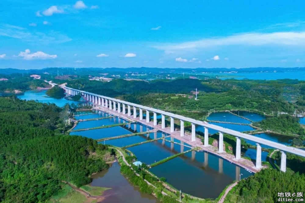 防东铁路西湾跨海特大桥首榀箱梁成功架设，明年底有望开通