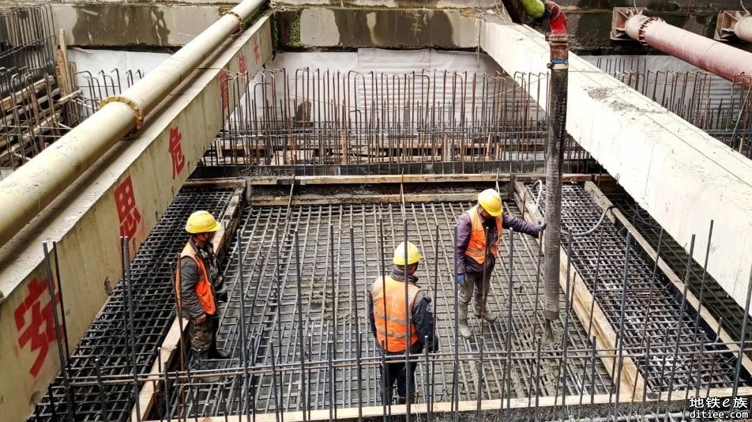 成都地铁17号线二期建设北路站主体结构顺利封顶！