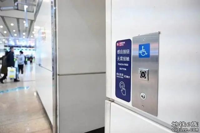 北京地铁首个免接触按钮直梯亮相地铁4号线北京南站