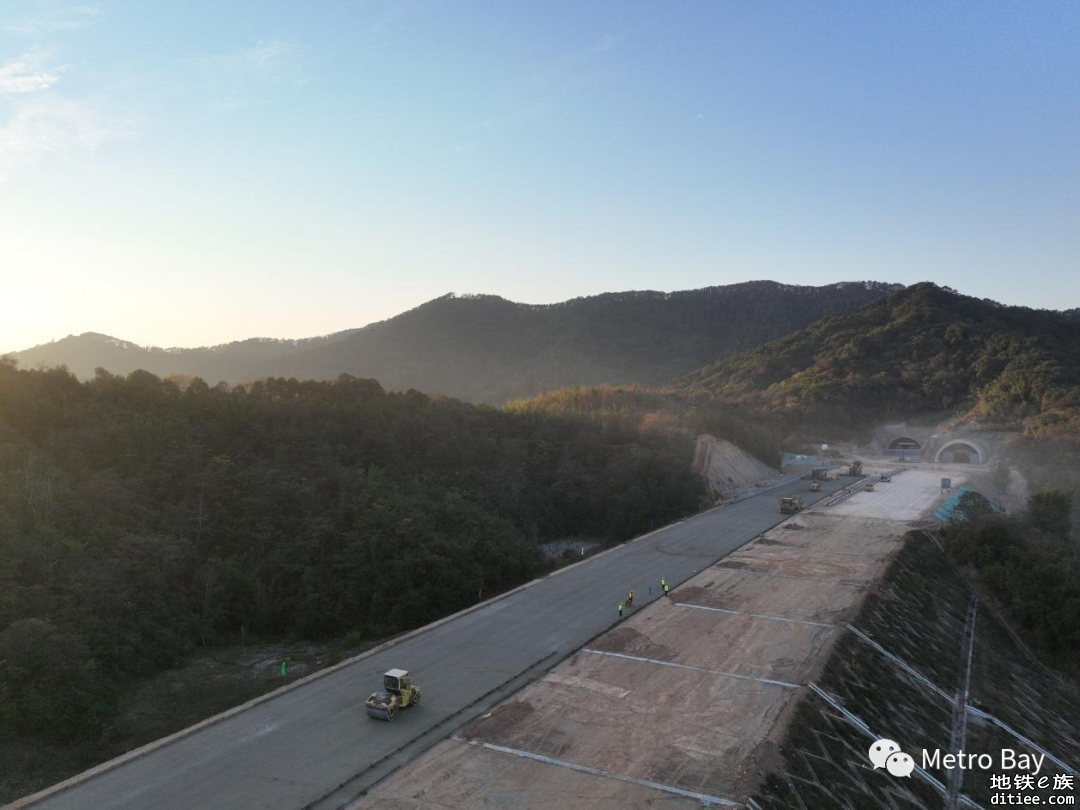 广州白云机场第二高速南段路面施工阶段，预计今年通车