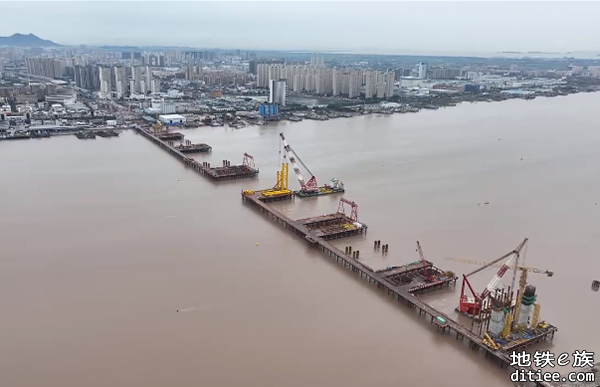 S3线永宁大桥全面进入墩柱及上构施工，完成水中钢套箱下放