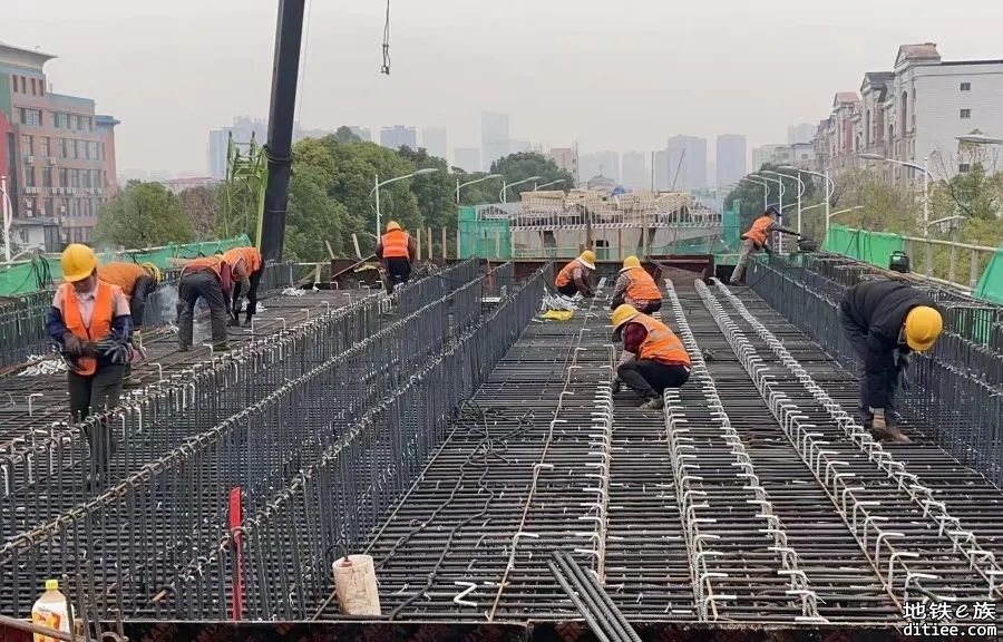 重庆市郊铁路璧铜线铜梁西站顺利封顶
