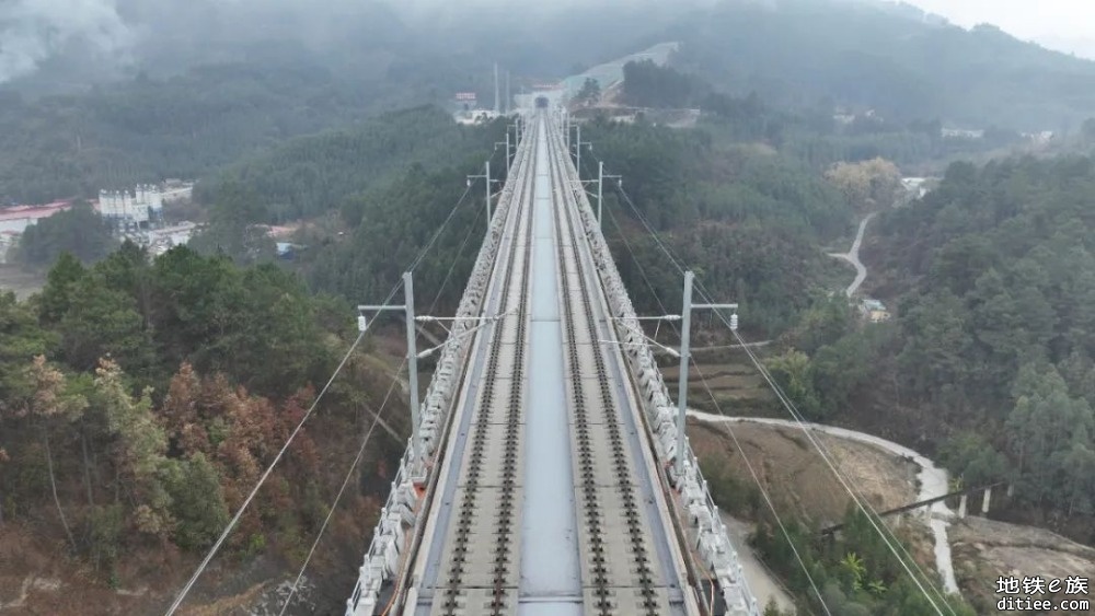 广西首条设计时速350公里高速铁路完成铺轨