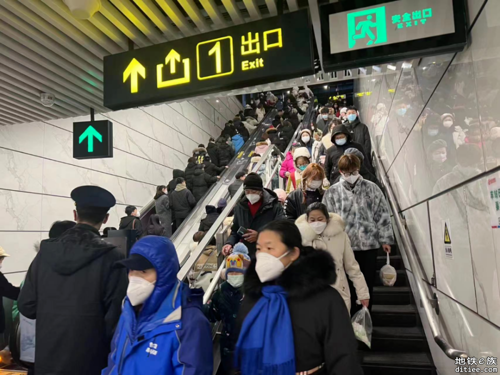 奋力拼搏4小时保障市民“回家路” 中央大街地铁站安全组织12万乘客进出站