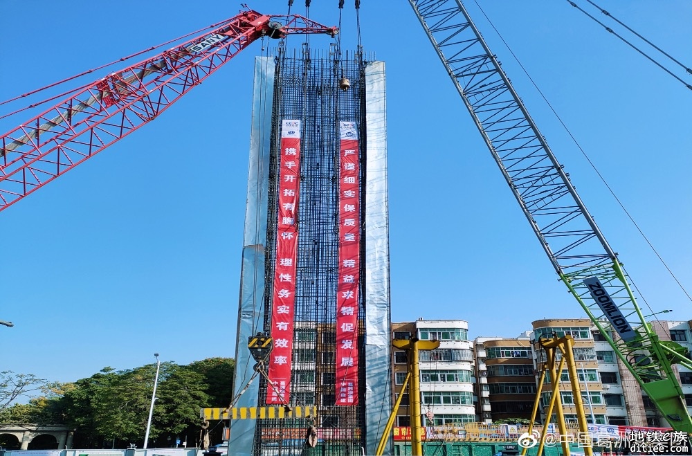 深大城际铁路项目石岩中心站首幅地连墙浇筑完成