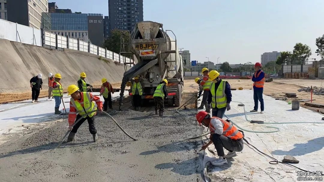 深圳3号线四期坪地停车场铺轨基地正式开工建设