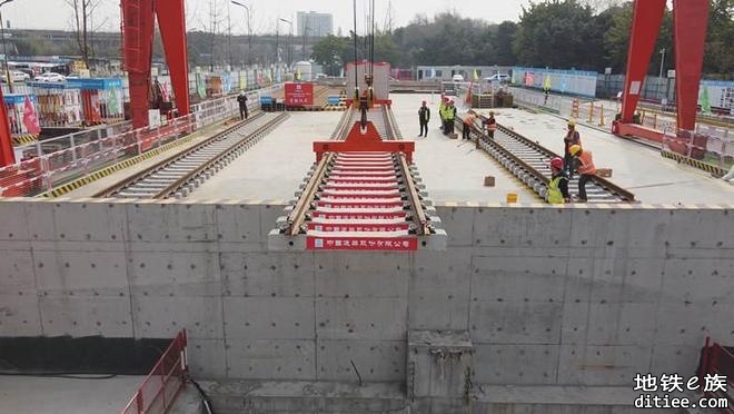 成都地铁27号线一期工程地下段开始铺轨施工