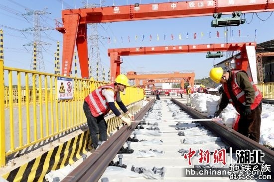 武汉两大“利器”助力武汉地铁19号线铺轨作业提速