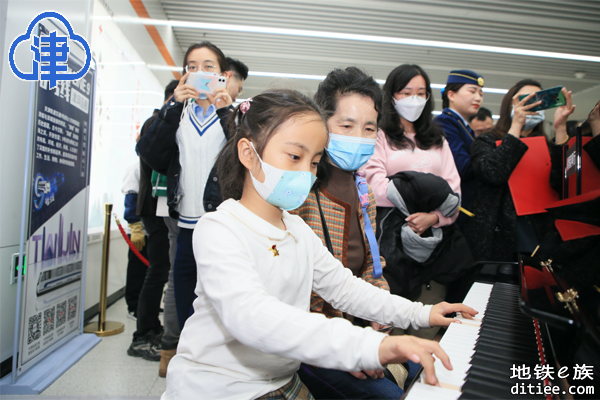 来地铁站弹钢琴吧！天津地铁直沽站推出“共享钢琴”音乐角