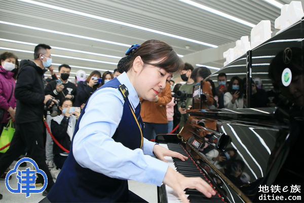 来地铁站弹钢琴吧！天津地铁直沽站推出“共享钢琴”音乐角