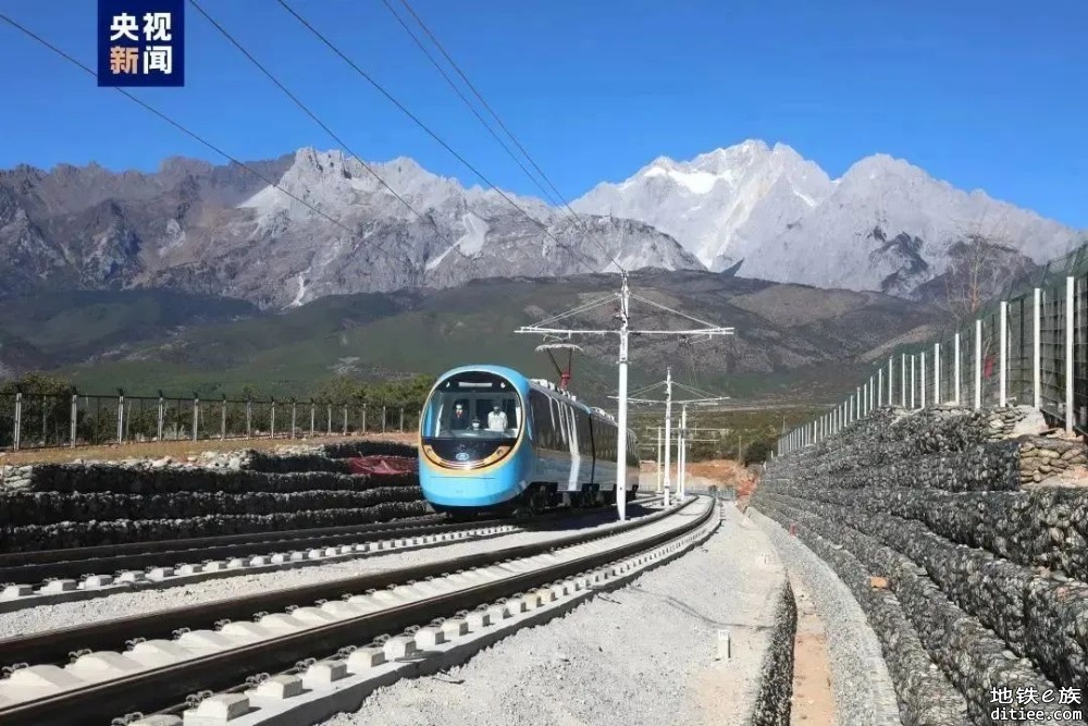 全球首列全景观光火车，预计4月底在丽江正式运行 轨道交通网