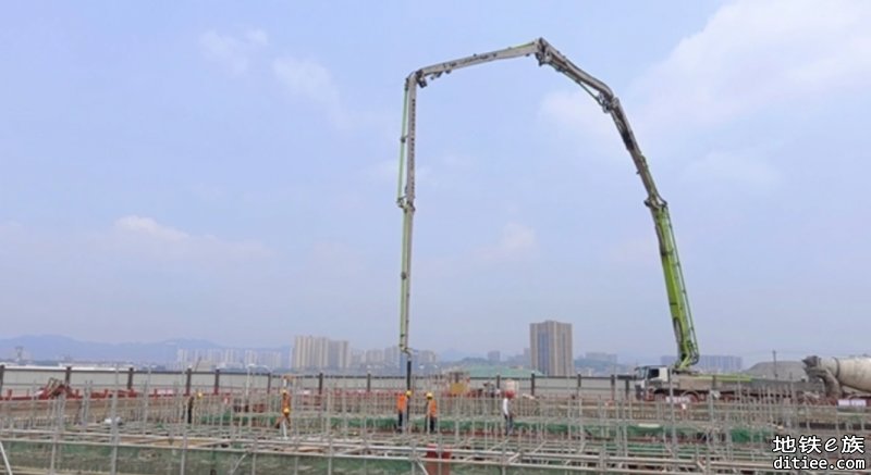重庆地铁24号线重庆东站始发井主体结构封顶