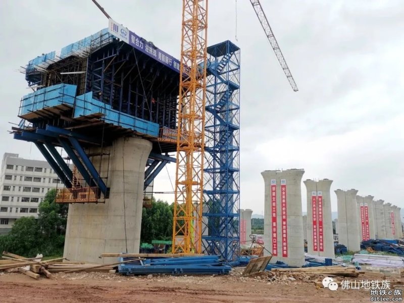 珠肇高铁高明特大桥跨杨梅河连续梁0号块顺利浇筑完成