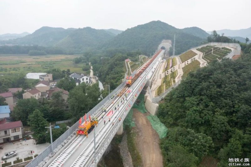 池州至黄山高速铁路开始全线铺轨