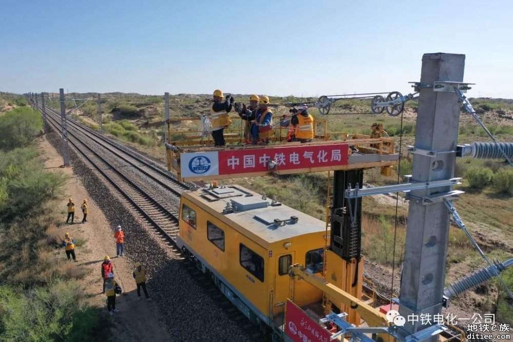太锡铁路内蒙古段开始接触网上部架线施工