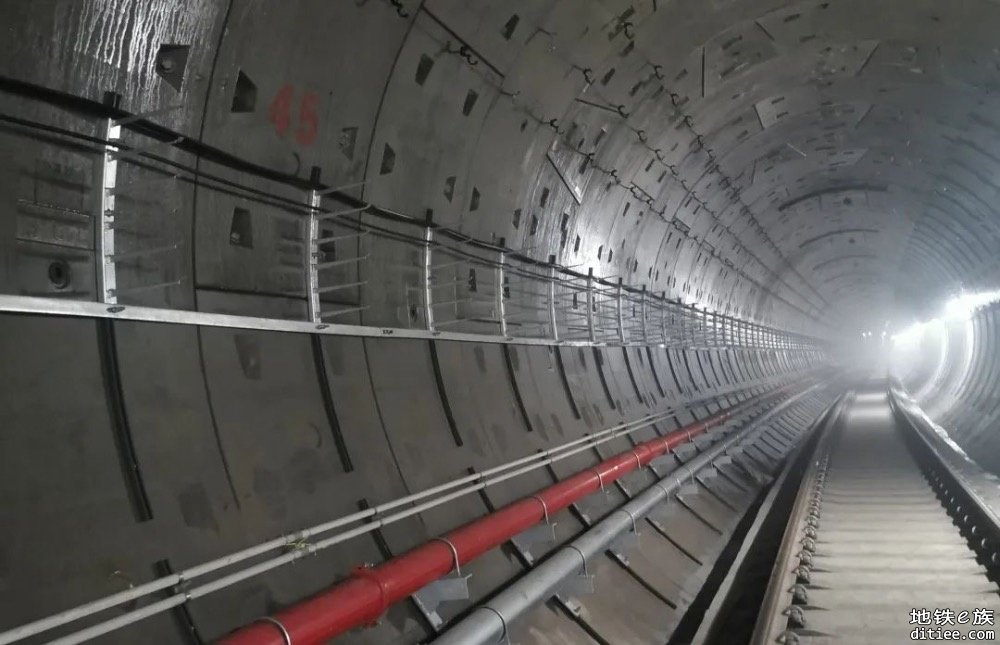 成都地铁8号线二期综合监控（含通信）系统传输首条光缆敷设完成！