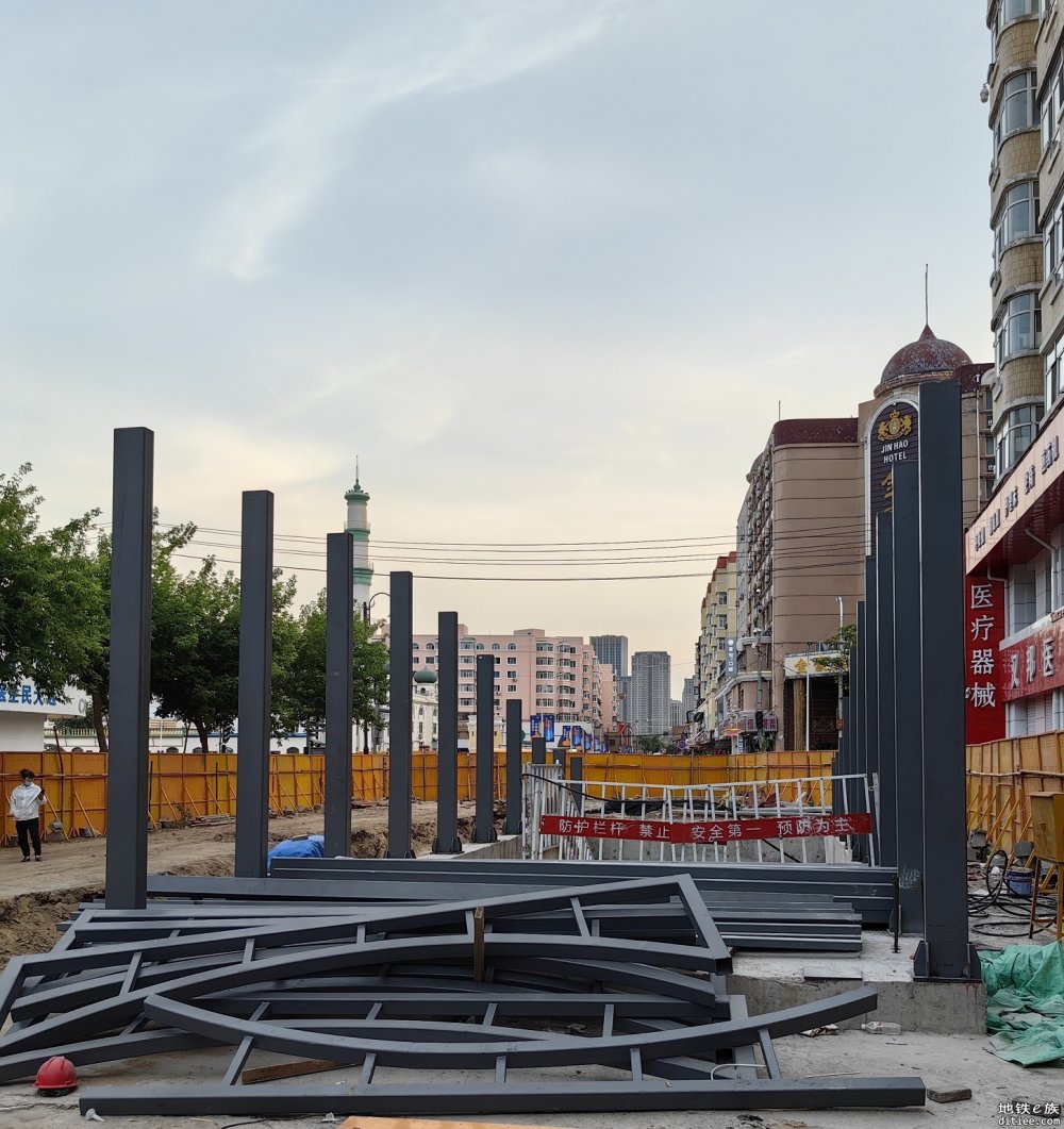 “中华巴洛克街区站”和“清真寺站”地面施工进展