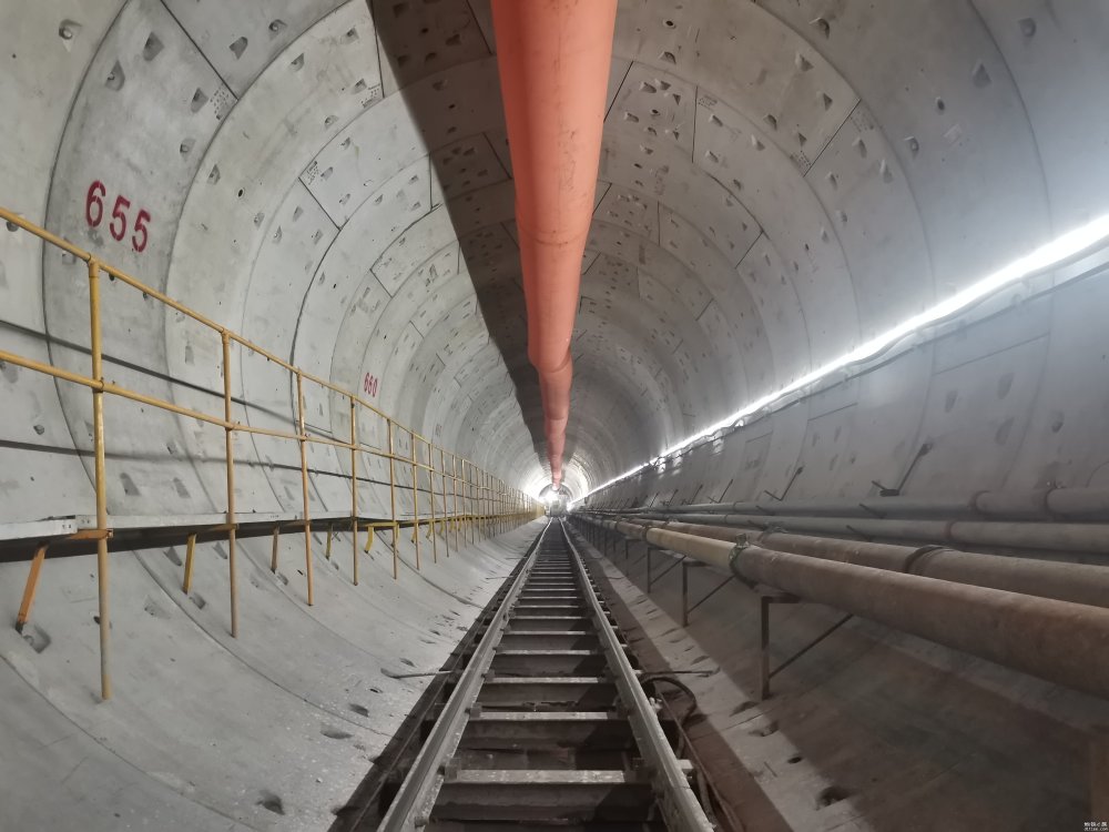 广州地铁十二号线里横路-槎头站双线盾构隧道贯通