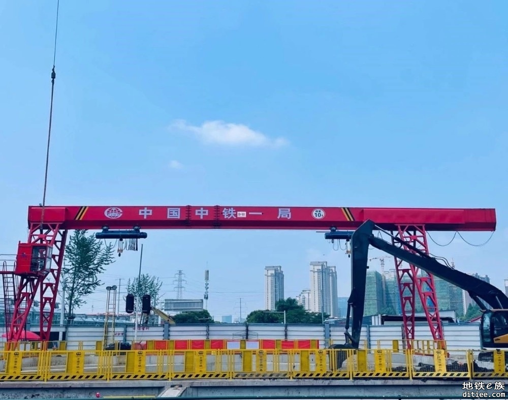 武汉12号线秦园路站大里程120米主体基坑顺利开挖