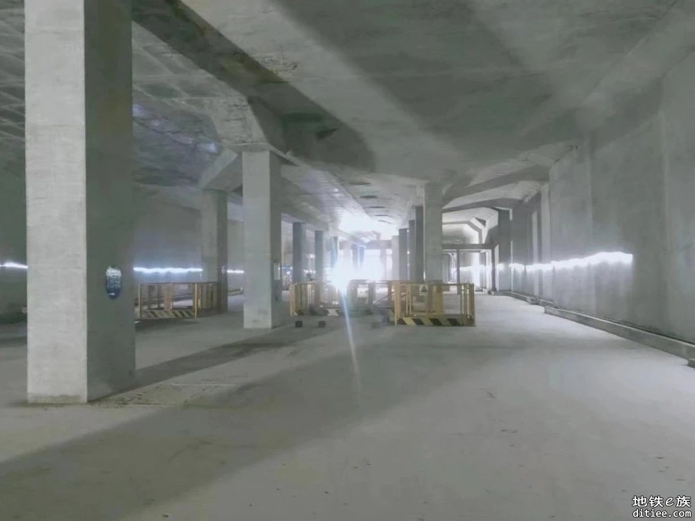 成都地铁30号线一期玉石站主体结构顺利封顶！