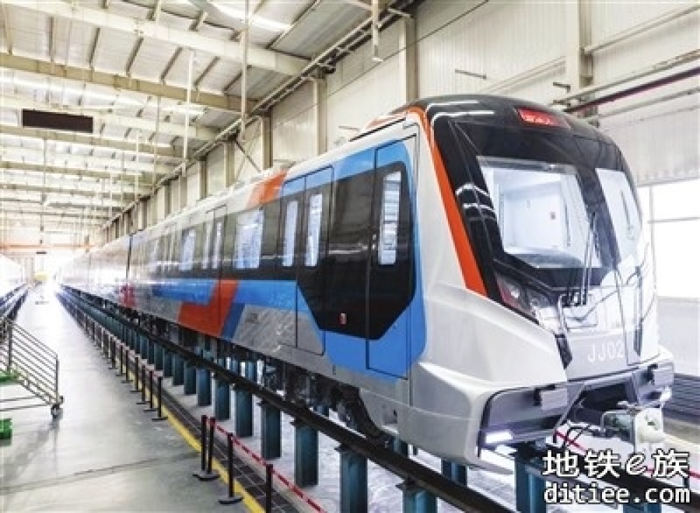 津静市域（郊）铁路首开段首列电动客车亮相 车厢内可给手机充电