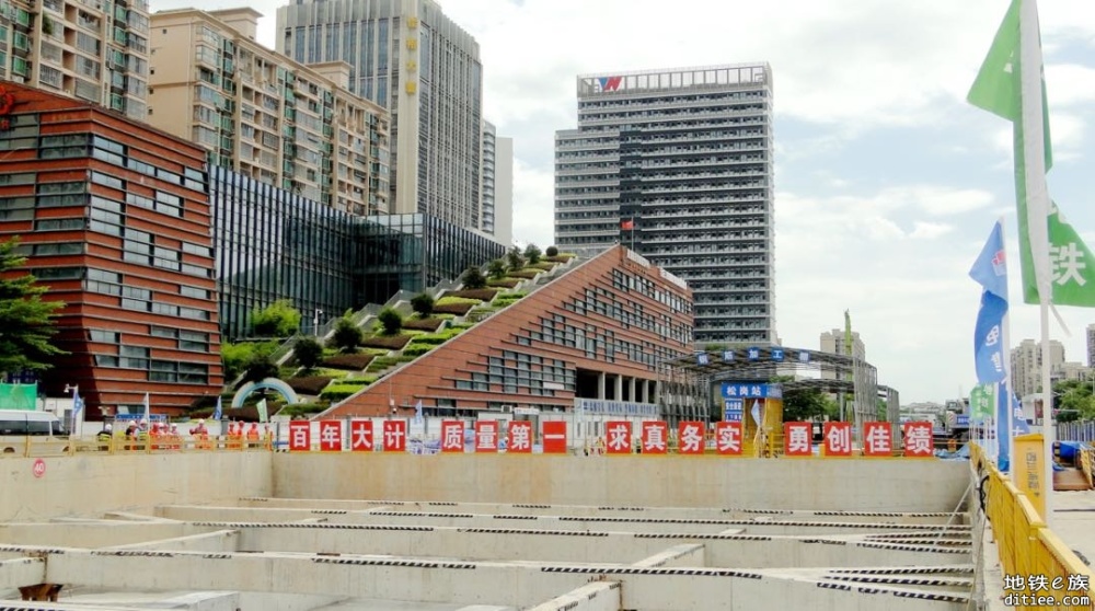 深圳地铁12号线二期二工区车站主体结构全封顶