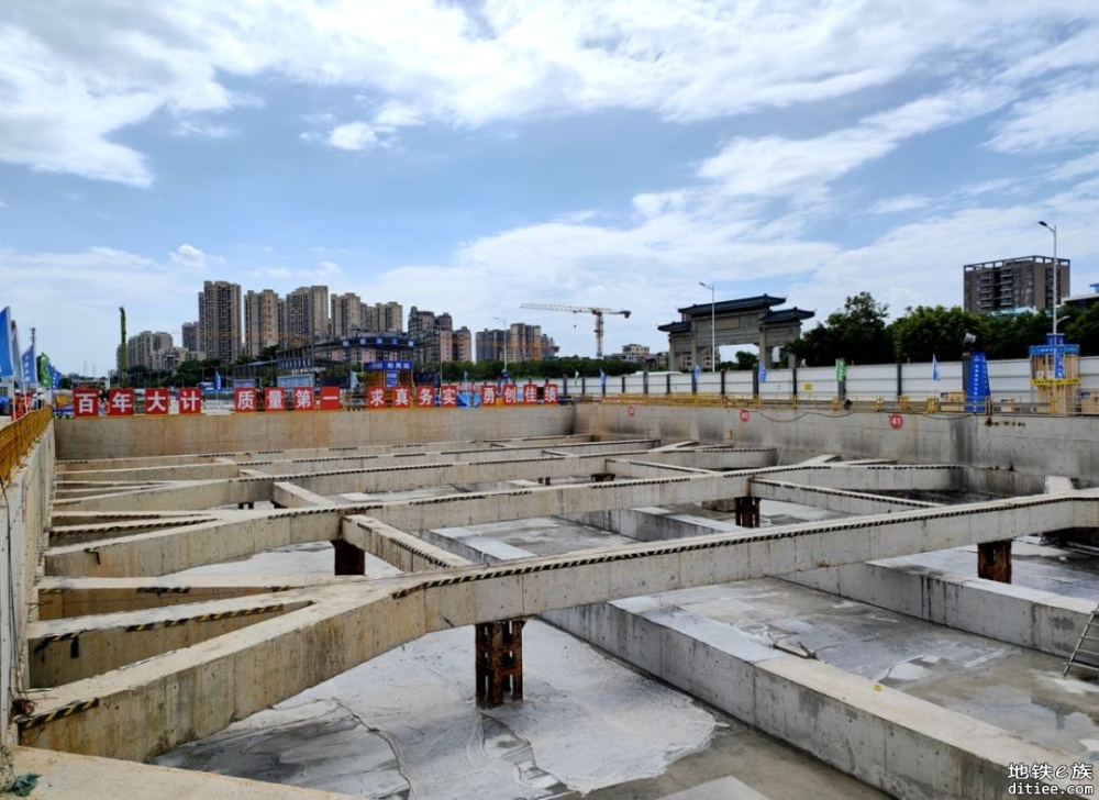 深圳地铁12号线二期二工区车站主体结构全封顶