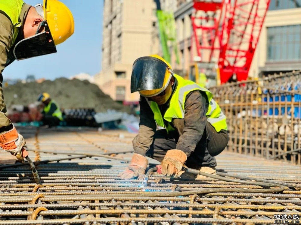 高温下的地铁建设者