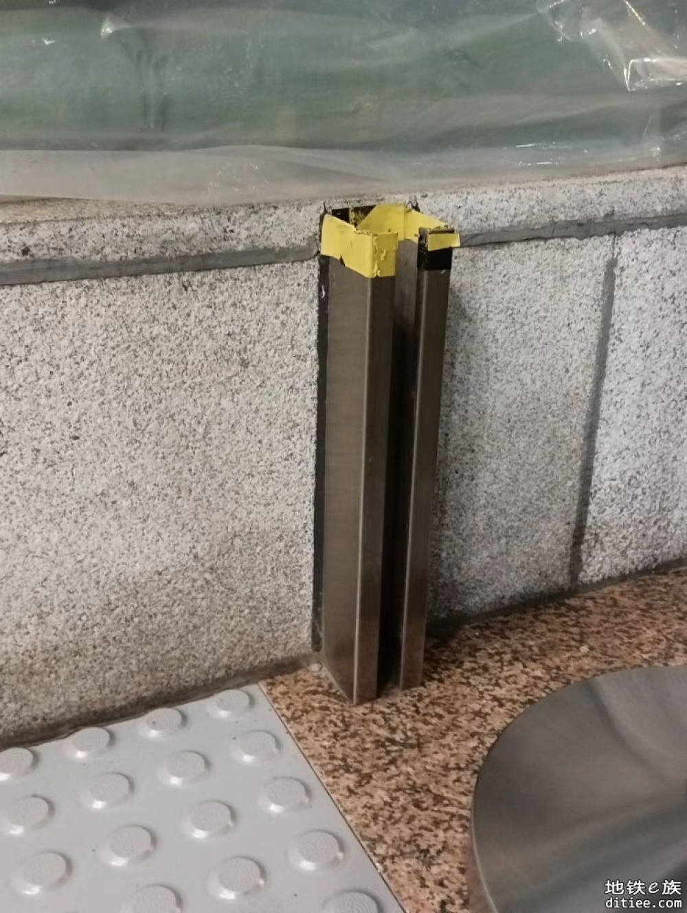 哈尔滨地铁站的防水挡板与板槽