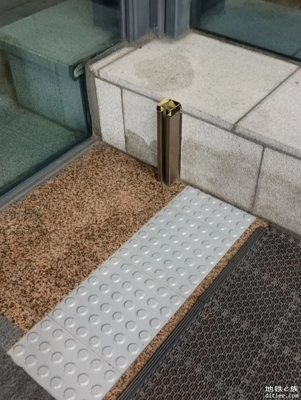 哈尔滨地铁站的防水挡板与板槽
