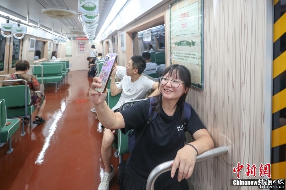 北京地铁1号线“时光列车”上线
