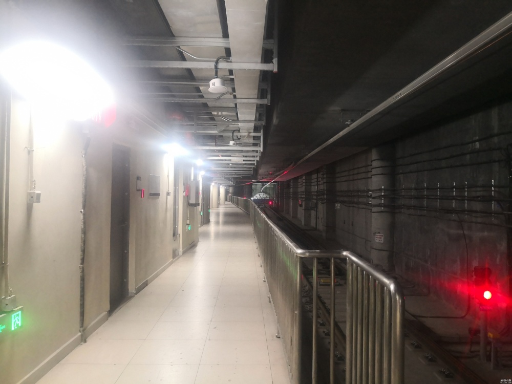 深圳地铁11号线二期工程中大八院站～岗厦北站区间左线顺利贯通。