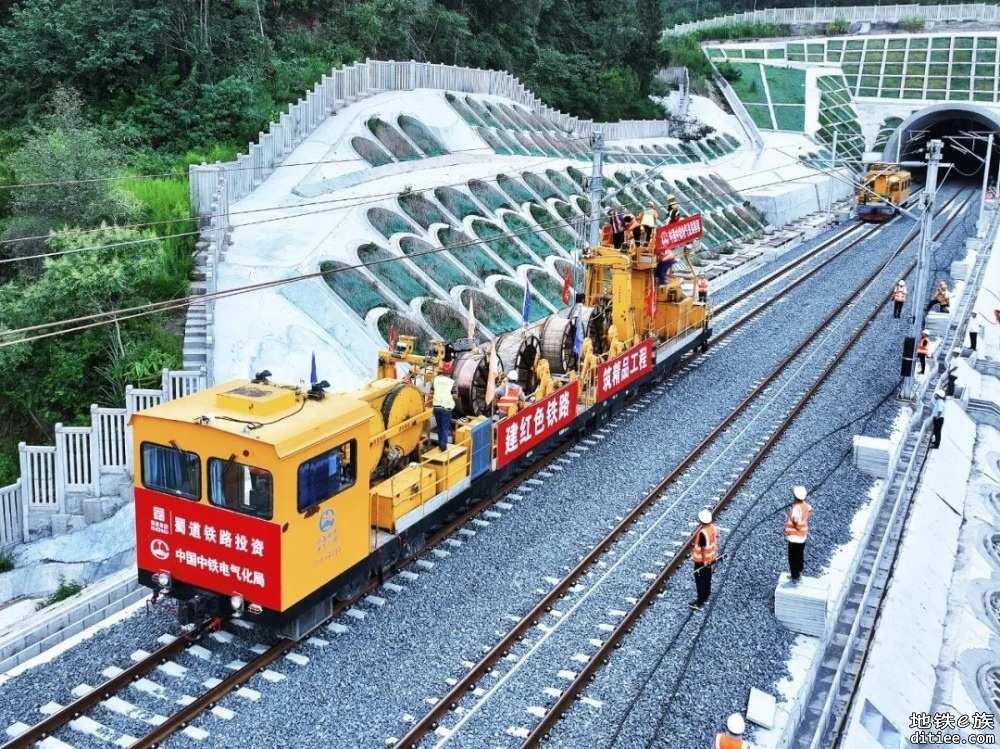 汉巴南铁路首条接触线成功架设，静态验收即将启动