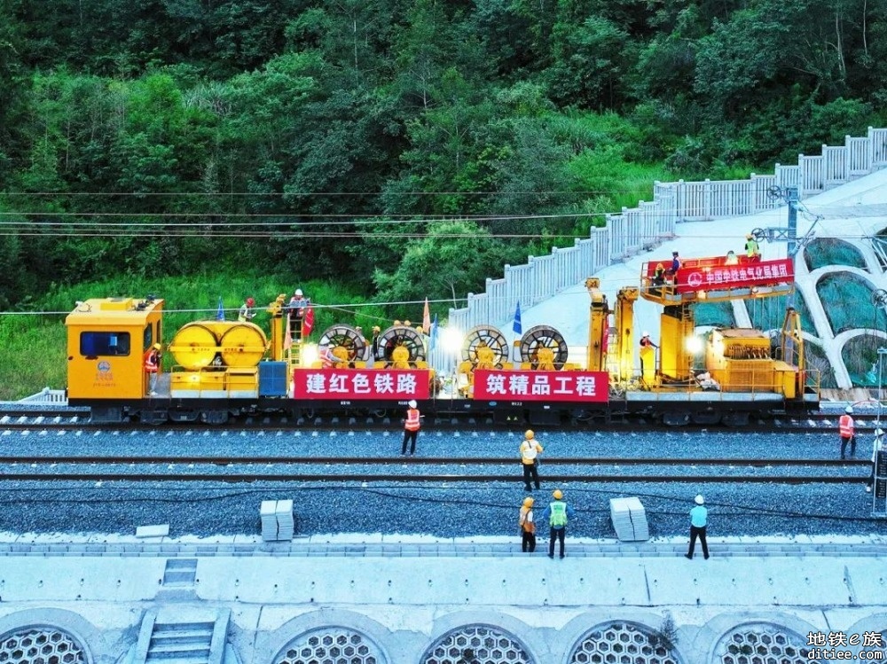 汉巴南铁路首条接触线成功架设，静态验收即将启动