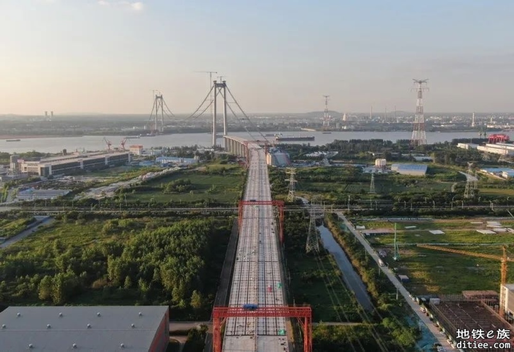 龙潭长江大桥南引桥桥面板完成架设