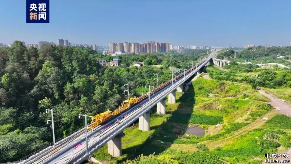 明年宜自泸高铁将直达重庆！渝昆高铁铺轨了