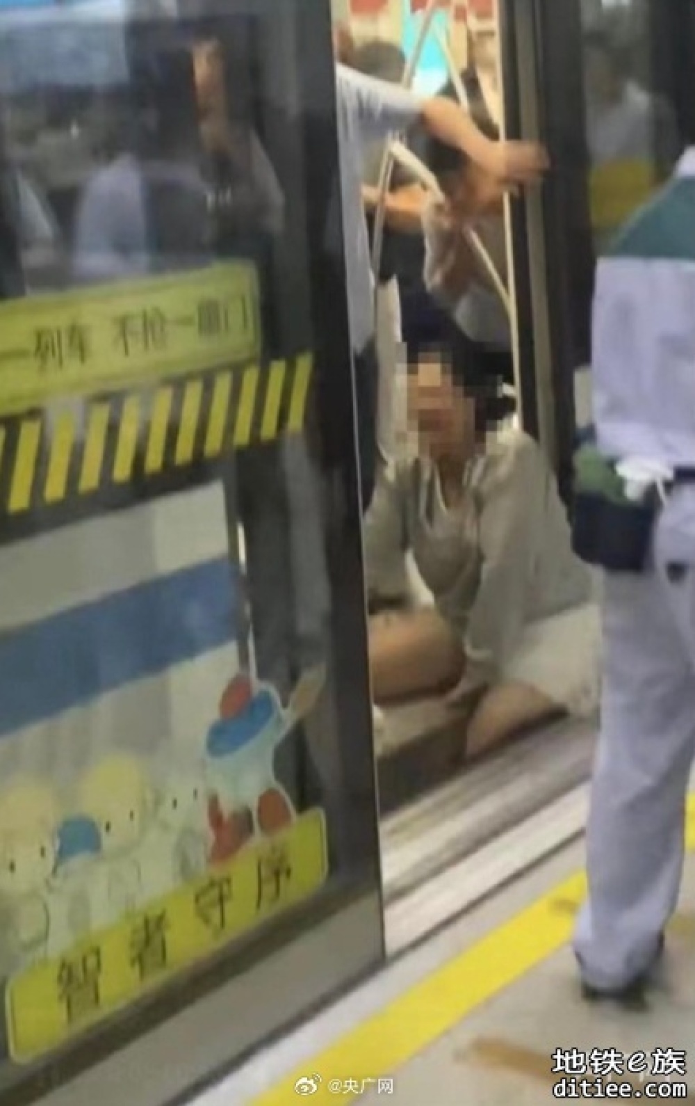 上海一女子腿部被卡地铁与站台间隙：乘客腿部皮外伤，...