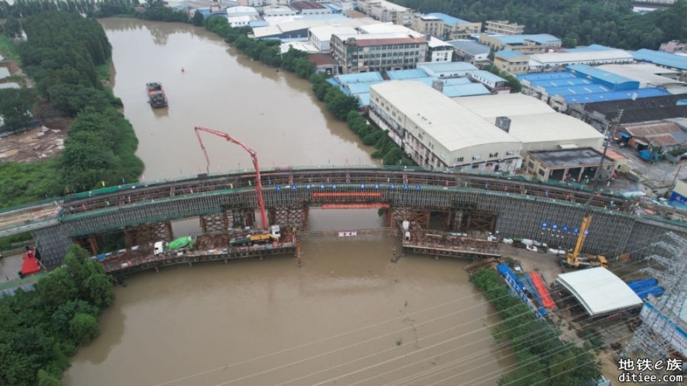 南海里水有轨电车项目——跨水口水道大桥主跨顺利合龙