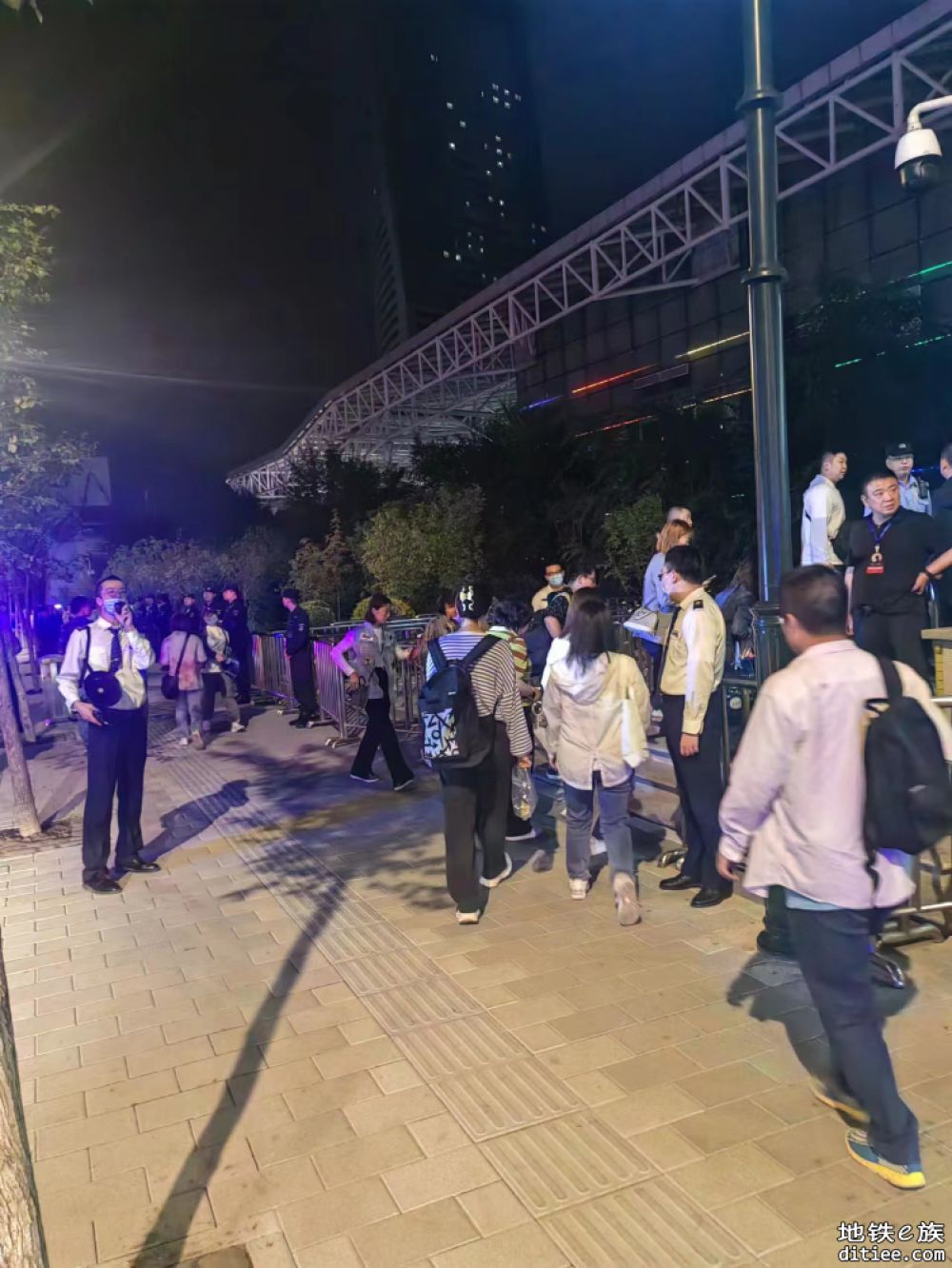 哈尔滨地铁会展中心站保障市民“观演路”