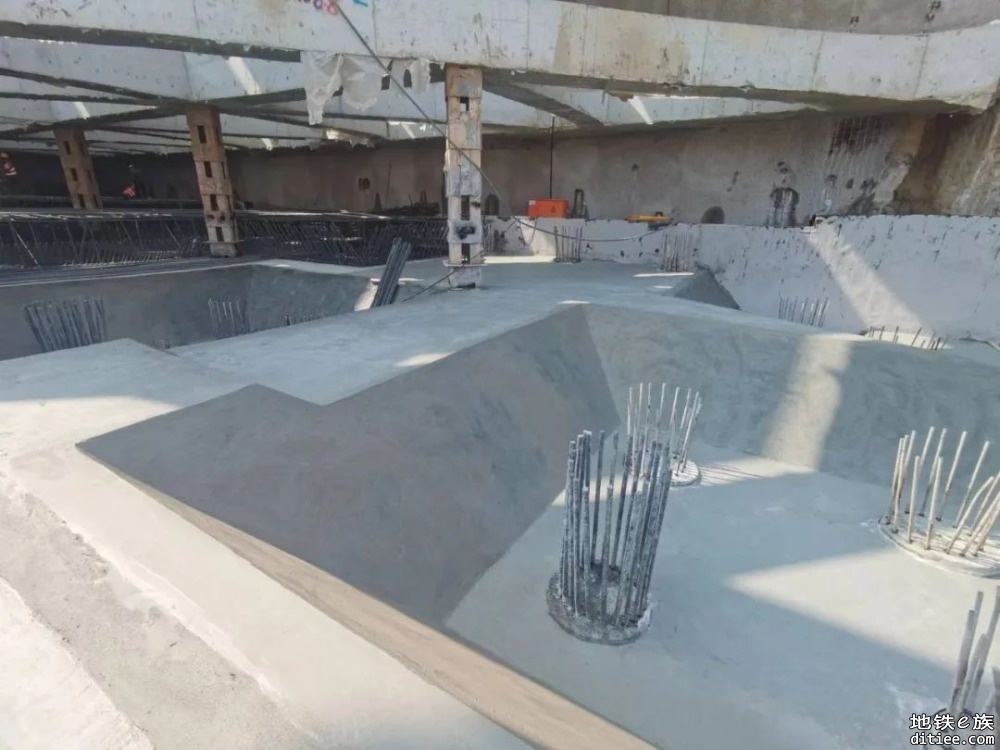 北京地铁3号线10标首段筏板混凝土浇筑完成