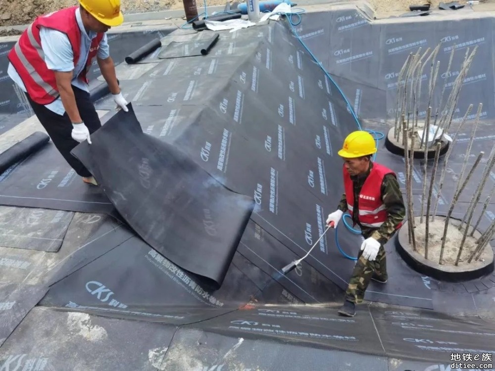 北京地铁3号线10标首段筏板混凝土浇筑完成