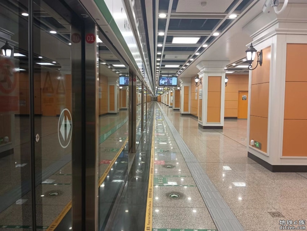 今天才发现 二号线哈尔滨北站的站台是曲线的～