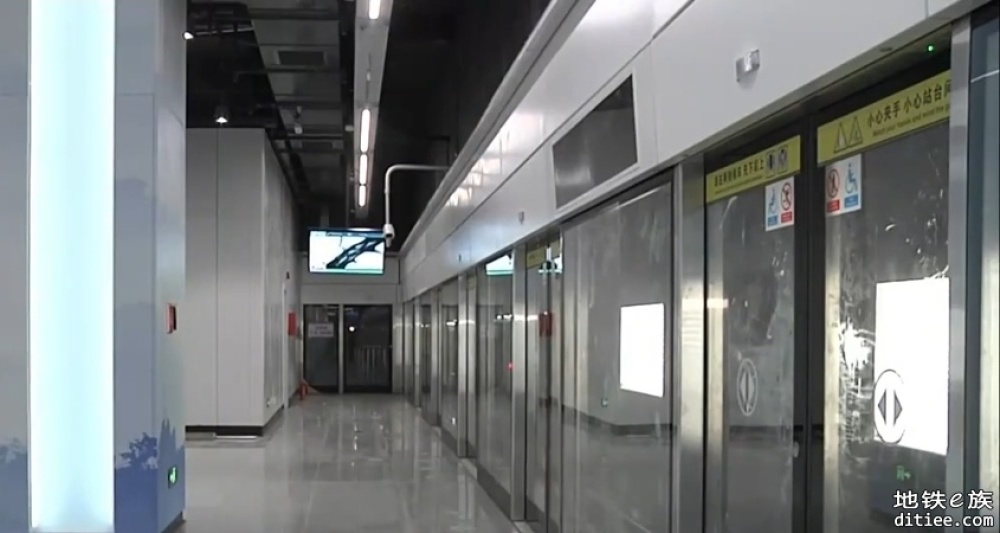 武汉地铁也有吊板上的LCD了
