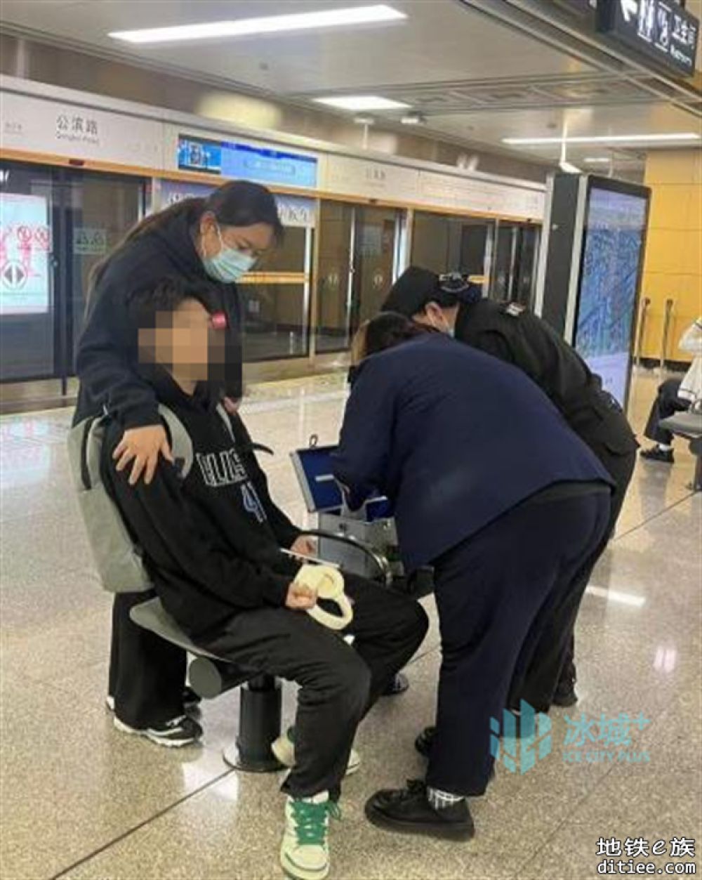 “哈尔滨地铁，满满的安全感！”乘客晕倒，车站员工及时救助