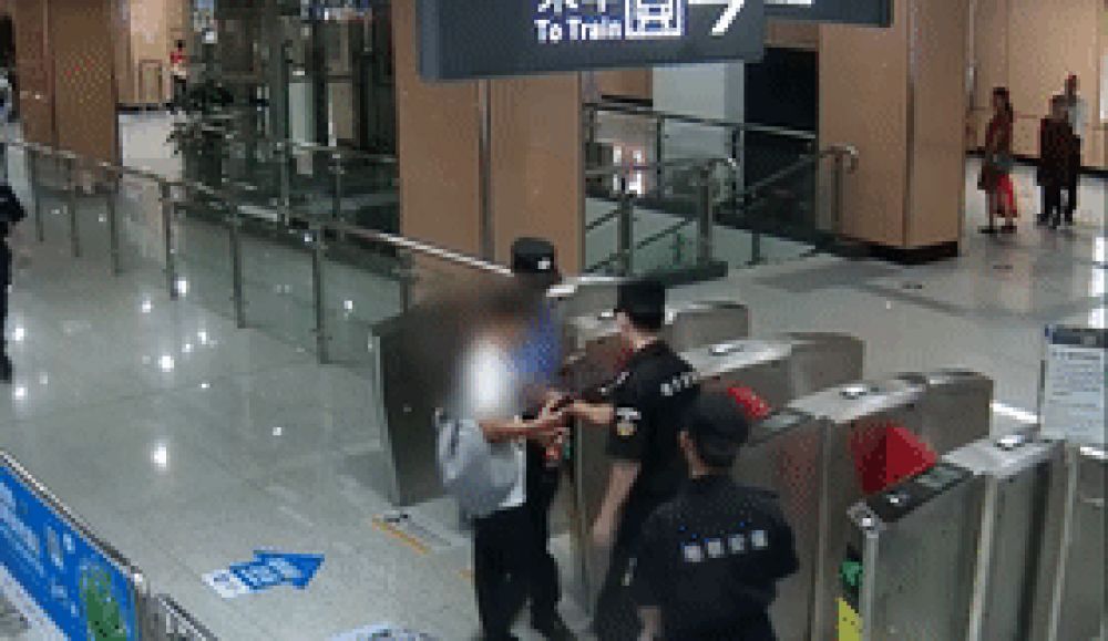 过安检被要求“试喝一口” ，乘客向广州地铁索赔4.8万元 ...